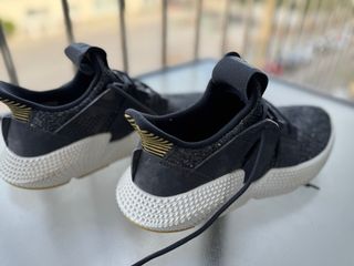 Zapatillas Adidas Negras y Doradas