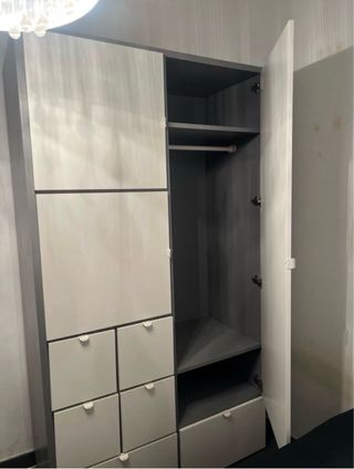 Armario blanco y gris seminuevo