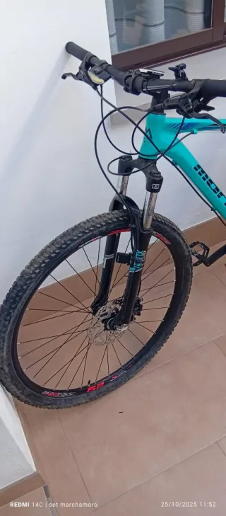 Bicicleta de montaña azul