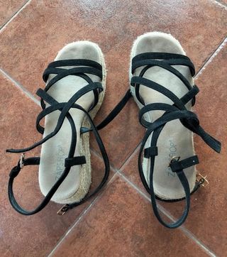 Sandalias de cuña negras y beige