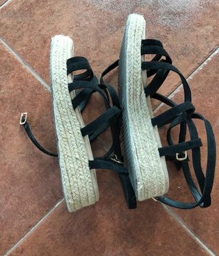 Sandalias de cuña negras y beige