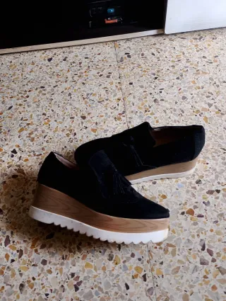 Zapatos negros de mujer con flecos