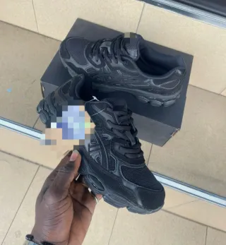 Zapatillas Negras y zapatillas blancas