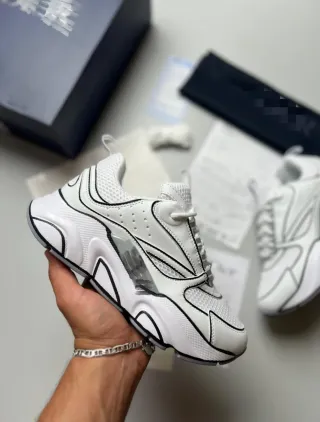 Zapatillas Negras y zapatillas blancas