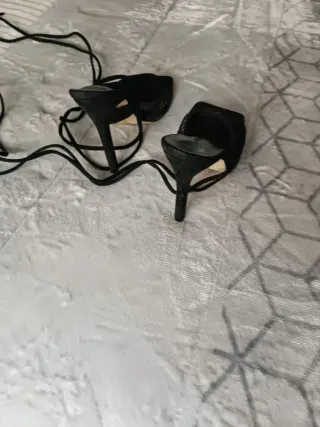 Zapatos de tacón negros con cordones