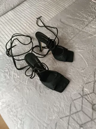 Zapatos de tacón negros con cordones