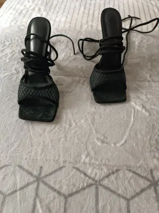 Zapatos de tacón negros con cordones