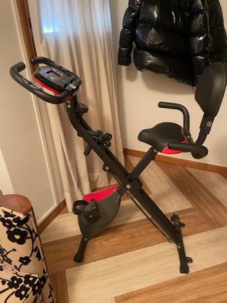 Bicicleta statica pieghevole nera e rossa