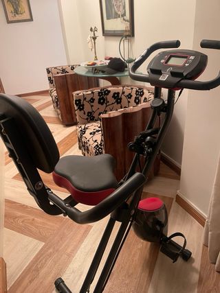 Bicicleta statica pieghevole nera e rossa