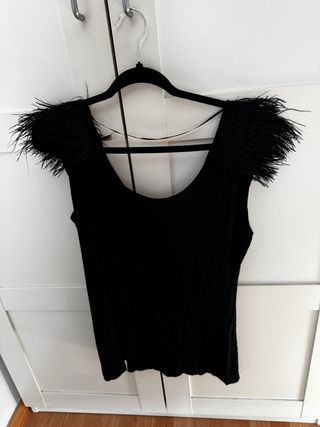 Camiseta tirantes fiesta negra con plumas