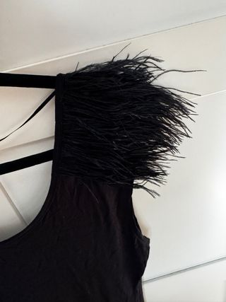 Camiseta tirantes fiesta negra con plumas
