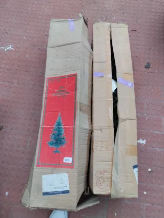Due alberi di Natale nuovi e imballati. 35 €