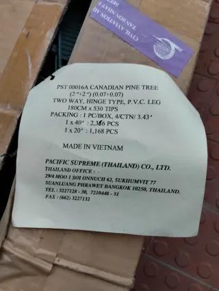 Due alberi di Natale nuovi e imballati. 35 €