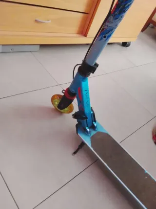 Patinete azul poco usado