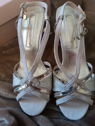 Sandalias doradas tacón