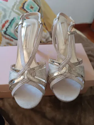 Sandalias doradas tacón