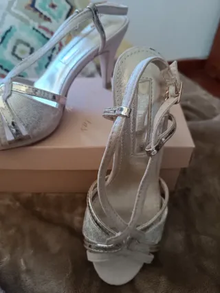 Sandalias doradas tacón