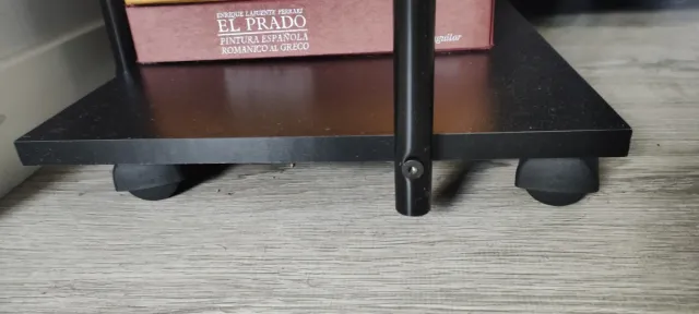 Estante con ruedas negro