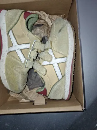 Scarpe bambino beige con velcro