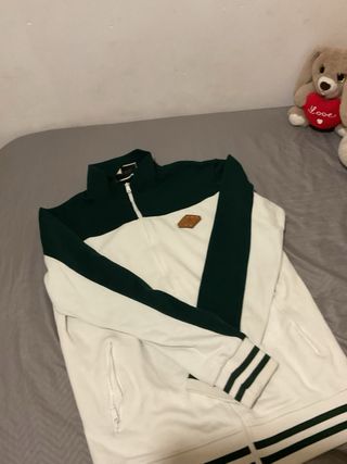 Conjunto deportivo verde y blanco