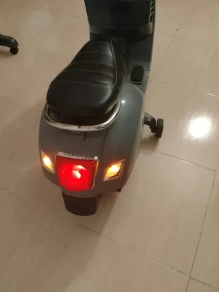 Moto Vespa Eléctrica Niños