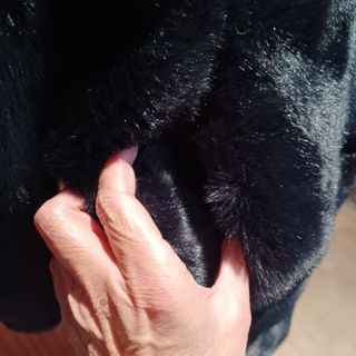 Chaquetón efecto pelo negro