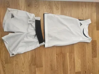 Conjunto Adidas Niño Camiseta y Pantalón Corto XS