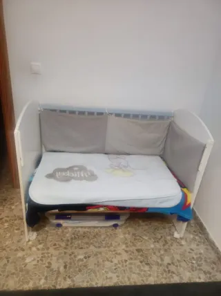 Cuna de bebé blanca