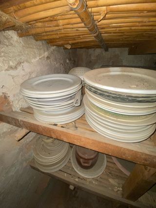 Piatti, pentole e bicchieri antichi vari