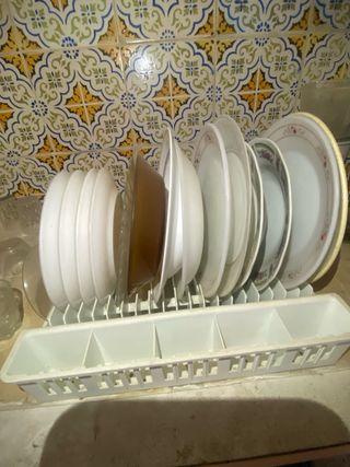 Piatti, pentole e bicchieri antichi vari