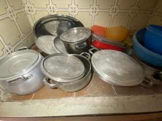 Piatti, pentole e bicchieri antichi vari