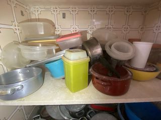 Piatti, pentole e bicchieri antichi vari