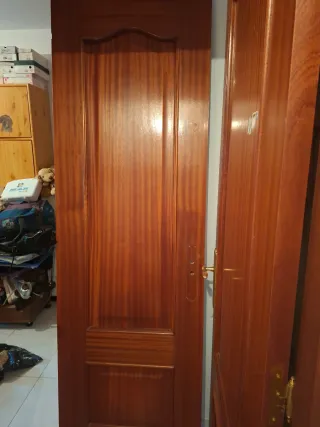 Puerta de madera interior,2,02 Largo, 62 ancho.