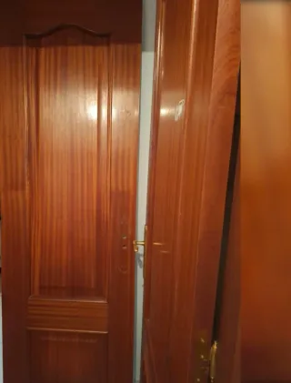 Puerta de madera interior,2,02 Largo, 62 ancho.