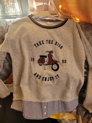 Sudadera gris con estampado de moto