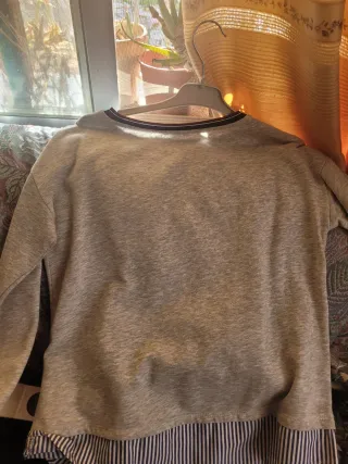 Sudadera gris con estampado de moto