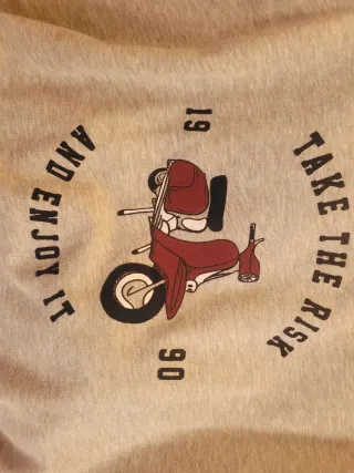 Sudadera gris con estampado de moto