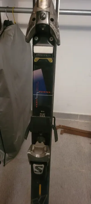 Par de esquís vintage Atomic y Rossignol