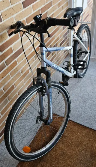 Bicicleta Decathlon 24 plateada