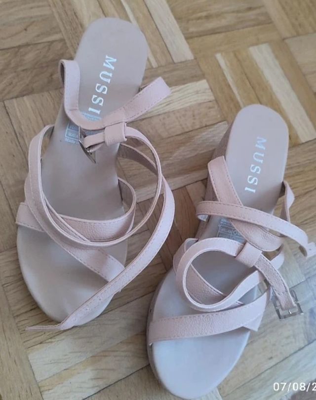 Sandalias cuña nude rosa