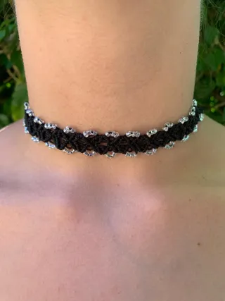 Colgante macramé negro y plateado