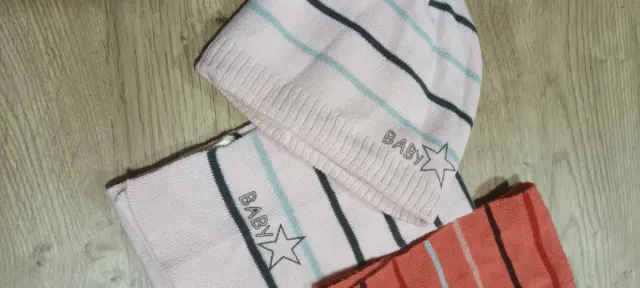 Gorros y bufandas de bebé a rayas