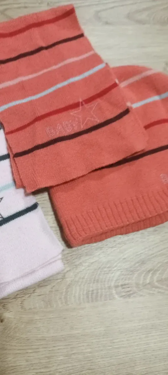 Gorros y bufandas de bebé a rayas
