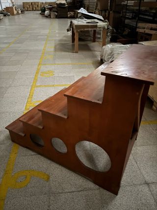 Escalera de madera marrón