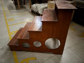 Escalera de madera marrón