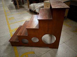 Escalera de madera marrón