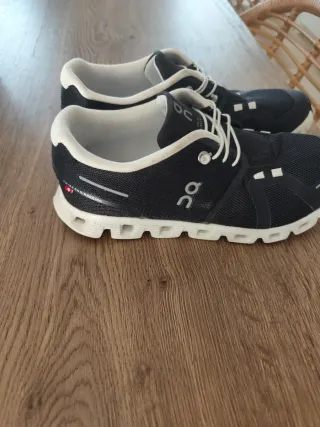 Zapatillas ON Running Negras y Blancas