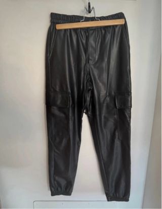 Pantalón cargo efecto piel negro
