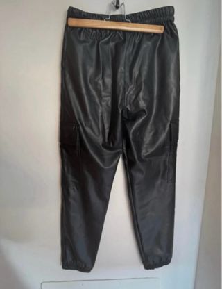 Pantalón cargo efecto piel negro