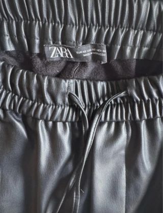 Pantalón cargo efecto piel negro